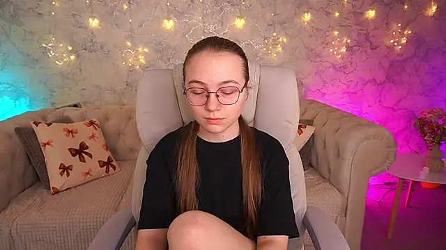 ArrinaWairr online show from March 25, 7:19 am