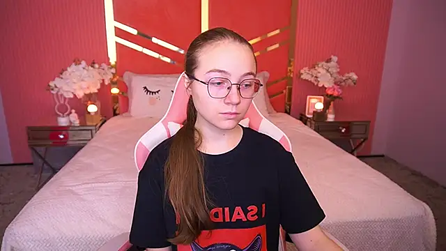 ArrinaWairr online show from December 15, 8:53 am