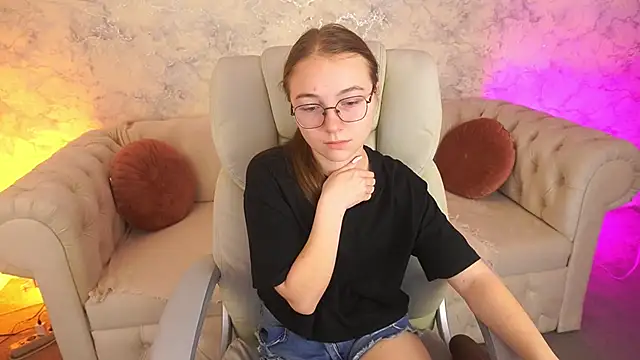 ArrinaWairr online show from November 4, 8:40 am