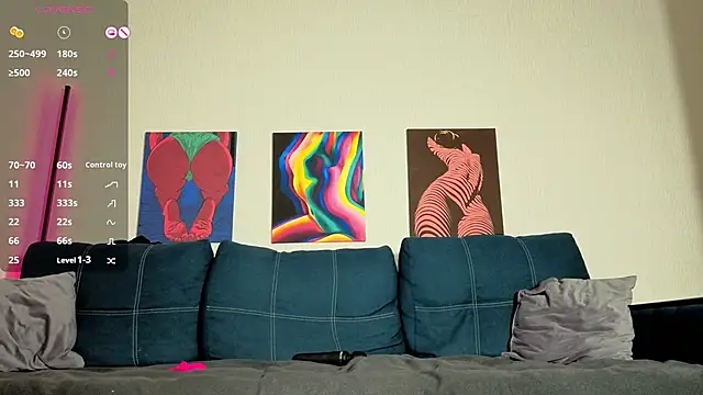 Snapshot of TrixiBell chatting on November 25, 4:57 am TrixiBell online show from November 25, 4:57 am