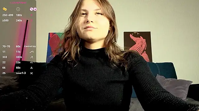 Snapshot of TrixiBell chatting on February 21, 4:25 am TrixiBell online show from February 21, 4:25 am