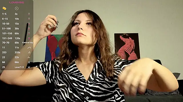 Snapshot of TrixiBell chatting on November 27, 4:24 am TrixiBell online show from November 27, 4:24 am