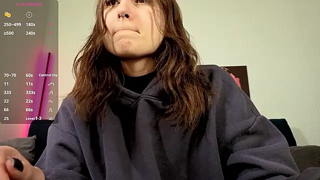 Snapshot of TrixiBell chatting on February 22, 6:16 am TrixiBell online show from February 22, 6:16 am