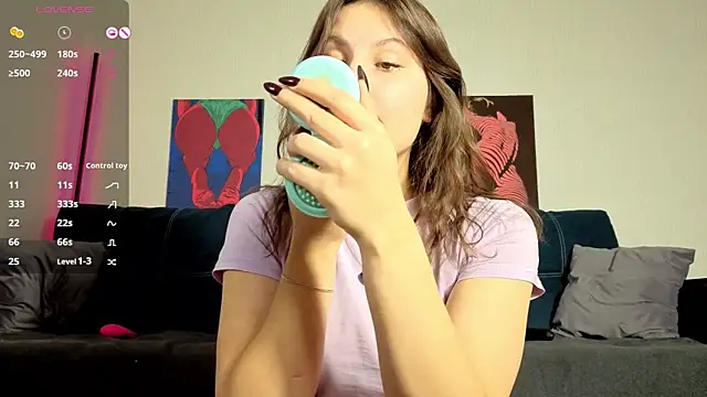 Snapshot of TrixiBell chatting on December 20, 4:37 am TrixiBell online show from December 20, 4:37 am