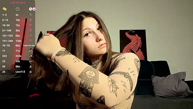 Snapshot of TrixiBell chatting on February 10, 4:44 am TrixiBell online show from February 10, 4:44 am