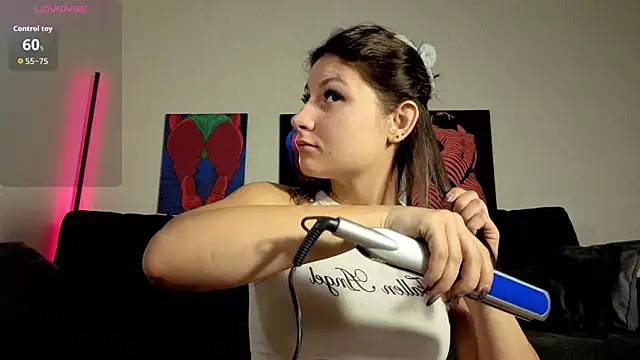 Snapshot of TrixiBell chatting on November 18, 5:44 am TrixiBell online show from November 18, 5:44 am