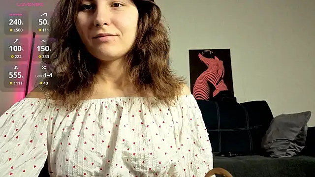 Snapshot of TrixiBell chatting on October 31, 5:59 am TrixiBell online show from October 31, 5:59 am