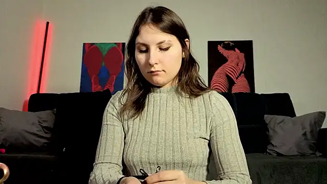 Snapshot of TrixiBell chatting on February 4, 5:35 am TrixiBell online show from February 4, 5:35 am