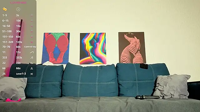 Snapshot of TrixiBell chatting on November 20, 4:46 am TrixiBell online show from November 20, 4:46 am