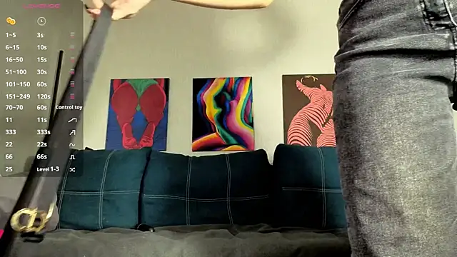 Snapshot of TrixiBell chatting on February 14, 4:13 am TrixiBell online show from February 14, 4:13 am