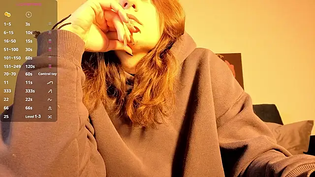 Snapshot of TrixiBell chatting on February 5, 5:25 am TrixiBell online show from February 5, 5:25 am