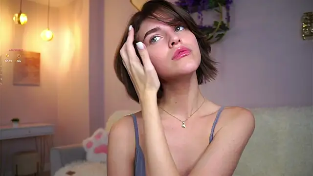 Snapshot of EleneButton chatting on October 25, 1:05 am EleneButton online show from October 25, 1:05 am