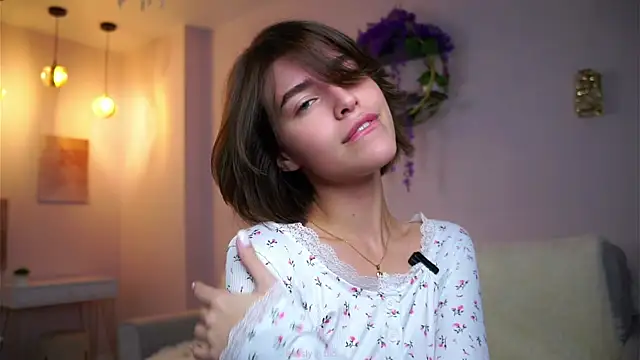 Snapshot of EleneButton chatting on October 26, 1:06 am EleneButton online show from October 26, 1:06 am