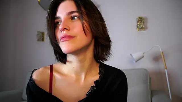 Snapshot of EleneButton chatting on December 3, 1:17 am EleneButton online show from December 3, 1:17 am