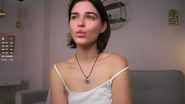 Snapshot of EleneButton chatting on November 27, 2:01 am EleneButton online show from November 27, 2:01 am