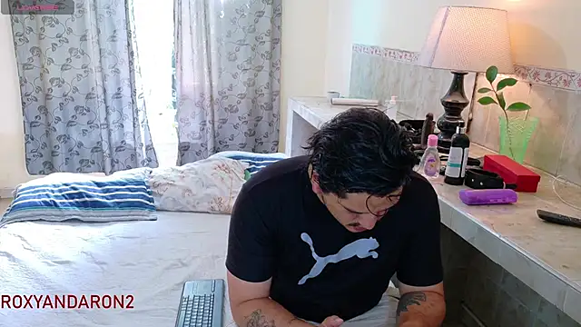 Snapshot of RoxyandAron2 chatting on June 9, 1:12 pm RoxyandAron2 online show from June 9, 1:12 pm