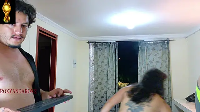 Snapshot of RoxyandAron2 chatting on June 19, 2:39 am RoxyandAron2 online show from June 19, 2:39 am