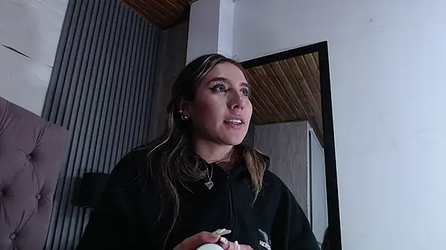 Bonnali lune online show from February 25, 10:31 pm