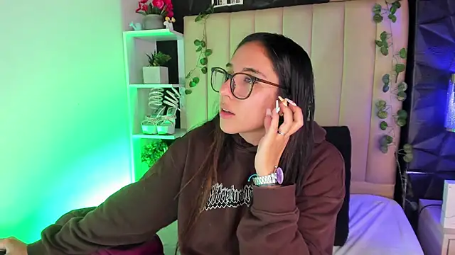 Bonnali lune online show from February 5, 10:05 pm