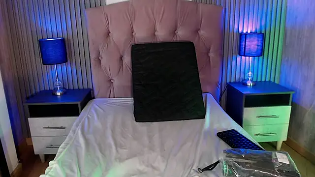 Bonnali lune online show from September 27, 11:00 pm