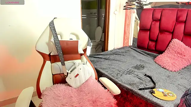 Snapshot of Sheilly_brown chatting on October 15, 6:49 pm Sheilly brown online show from October 15, 6:49 pm