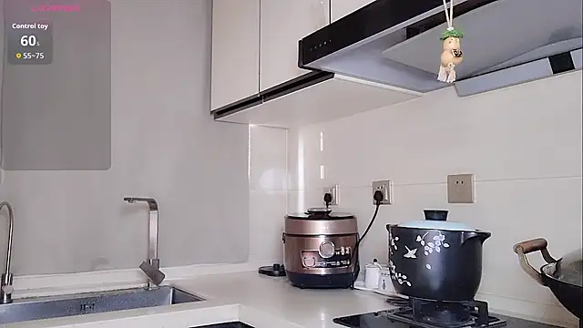 Snapshot of Coco--01 chatting on October 28, 12:44 am Coco--01 online show from October 28, 12:44 am