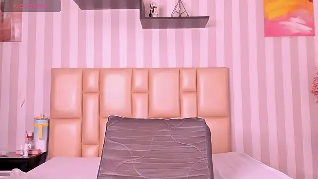 Snapshot of DarkHoneyy chatting on December 15, 6:03 pm DarkHoneyy online show from December 15, 6:03 pm