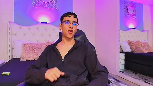 Snapshot of Aiden_Royce chatting on September 22, 5:13 am Aiden Royce online show from September 22, 5:13 am