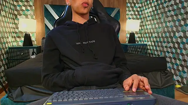 Snapshot of Aiden_Royce chatting on September 14, 9:37 pm Aiden Royce online show from September 14, 9:37 pm