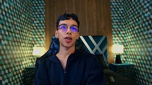 Snapshot of Aiden_Royce chatting on October 12, 8:43 pm Aiden Royce online show from October 12, 8:43 pm