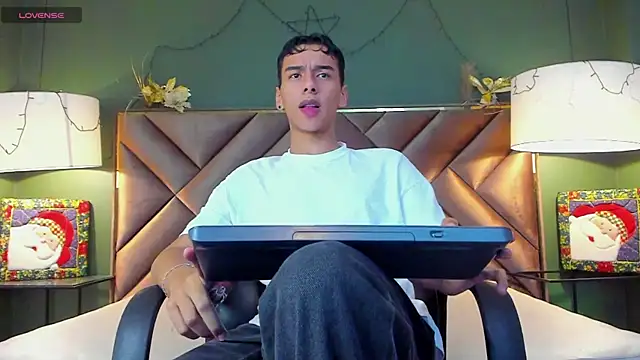 Snapshot of Aiden_Royce chatting on December 14, 5:57 am Aiden Royce online show from December 14, 5:57 am