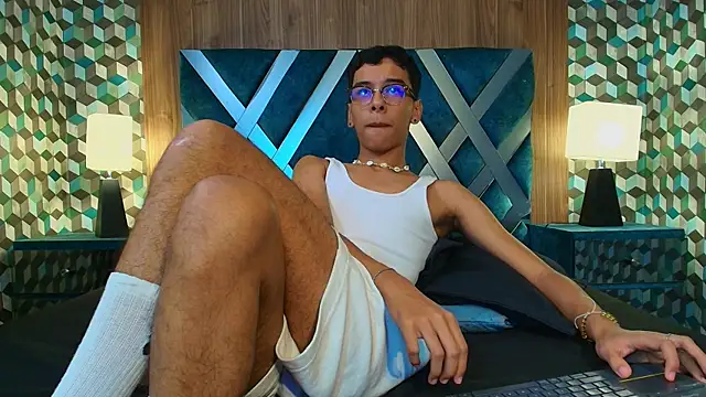 Snapshot of Aiden_Royce chatting on September 20, 10:26 pm Aiden Royce online show from September 20, 10:26 pm