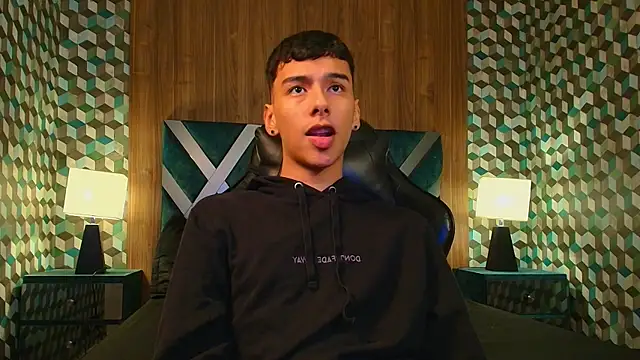 Snapshot of Aiden_Royce chatting on October 24, 5:39 am Aiden Royce online show from October 24, 5:39 am