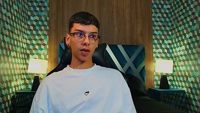 Snapshot of Aiden_Royce chatting on November 2, 11:32 pm Aiden Royce online show from November 2, 11:32 pm