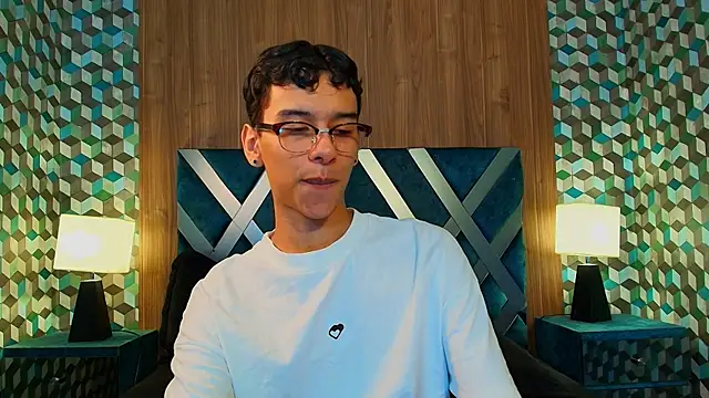 Snapshot of Aiden_Royce chatting on October 15, 5:06 am Aiden Royce online show from October 15, 5:06 am