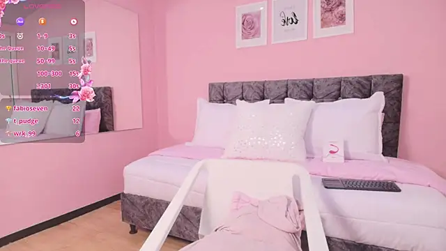Snapshot of maddie_beauty chatting on October 18, 11:51 pm maddie beauty online show from October 18, 11:51 pm