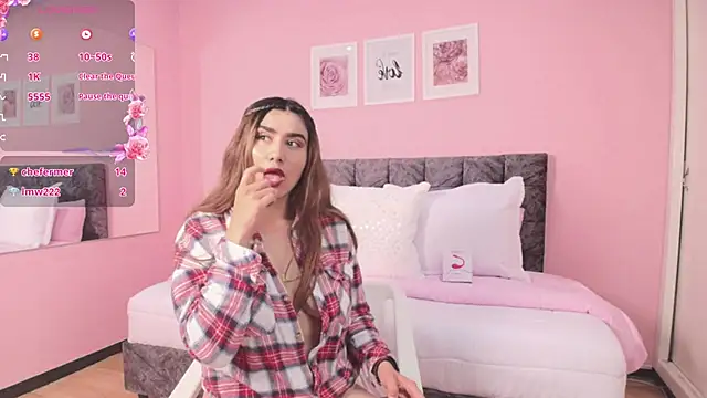 Snapshot of maddie_beauty chatting on October 18, 11:45 am maddie beauty online show from October 18, 11:45 am