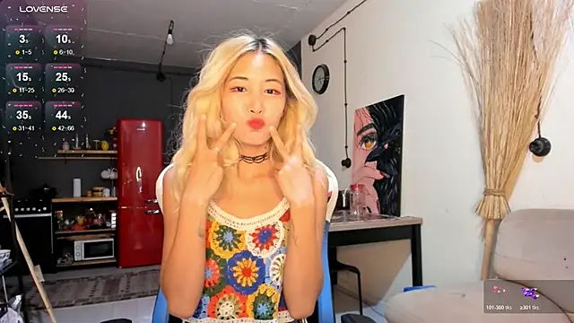 Snapshot of Korean_blink chatting on April 7, 8:10 pm Korean blink online show from April 7, 8:10 pm