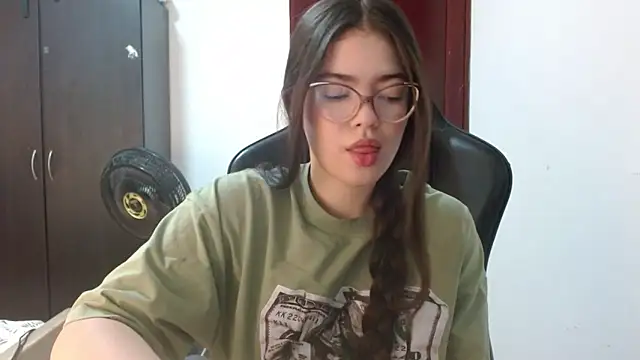 Snapshot of Valentina2390 chatting on June 20, 1:21 am Valentina2390 online show from June 20, 1:21 am