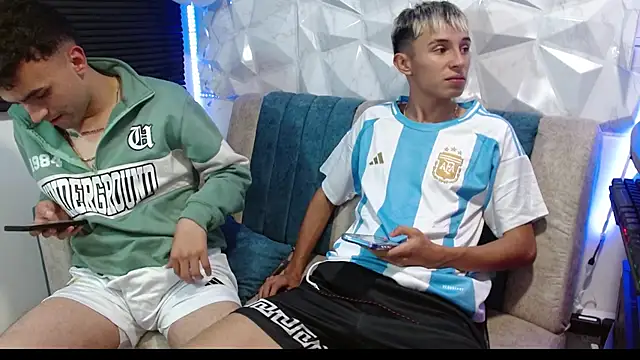 Snapshot of Isaac_tan chatting on September 19, 2:15 am Isaac tan online show from September 19, 2:15 am