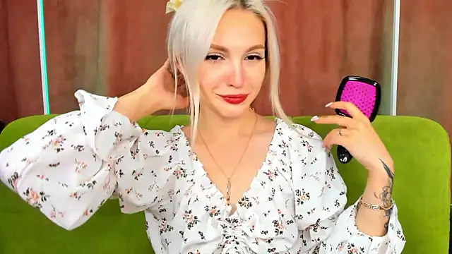 LisaFoxyMe online show from October 8, 8:27 am