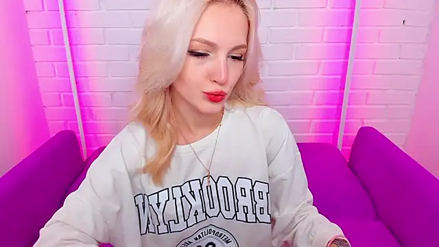 LisaFoxyMe online show from November 17, 8:29 am