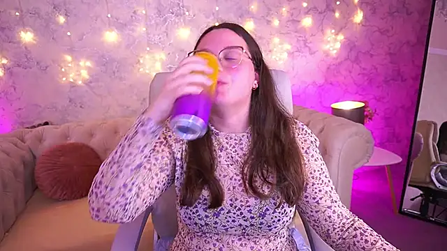 Snapshot of SophieDreamss chatting on March 3, 8:27 pm SophieDreamss online show from March 3, 8:27 pm