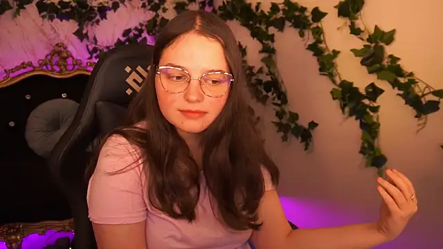 Snapshot of SophieDreamss chatting on October 22, 1:43 pm SophieDreamss online show from October 22, 1:43 pm