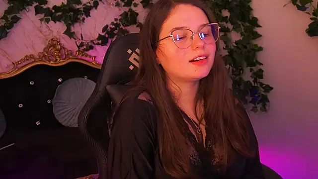 Snapshot of SophieDreamss chatting on December 2, 11:06 pm SophieDreamss online show from December 2, 11:06 pm