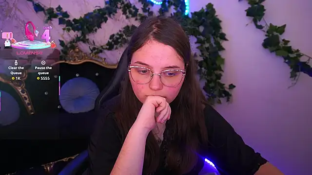 Snapshot of SophieDreamss chatting on November 18, 2:53 pm SophieDreamss online show from November 18, 2:53 pm