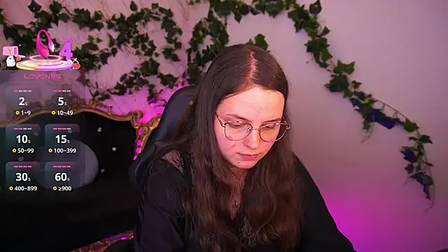 Snapshot of SophieDreamss chatting on December 14, 10:59 pm SophieDreamss online show from December 14, 10:59 pm