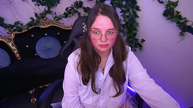 Snapshot of SophieDreamss chatting on November 19, 3:01 pm SophieDreamss online show from November 19, 3:01 pm