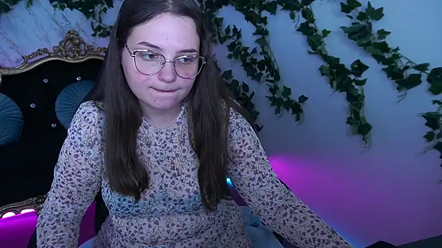 SophieDreamss online show from October 8, 1:45 pm