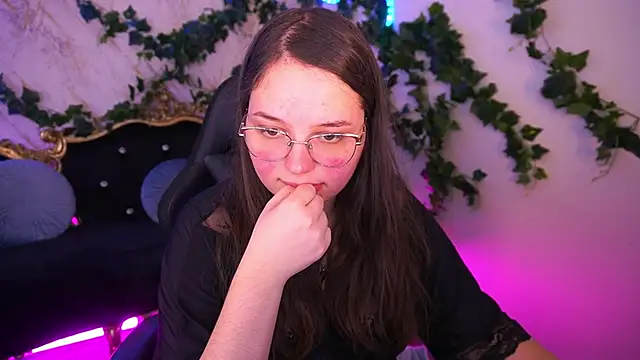 Snapshot of SophieDreamss chatting on November 24, 2:39 pm SophieDreamss online show from November 24, 2:39 pm